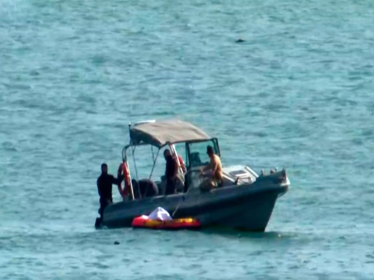 Nεκρός σε 52 μέτρα βάθος εντοπίστηκε ο χειριστής του ελικοπτέρου που κατέπεσε στην Εύβοια