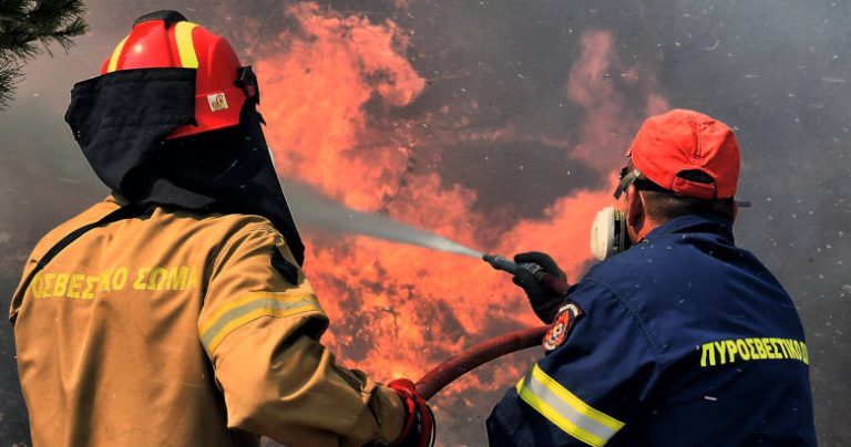 Έκτακτα επιδόματα και αυξήσεις μισθών στους πυροσβέστες: Το “Plus” της Κυβέρνησης στα μέτρα για τους εμπρησμούς