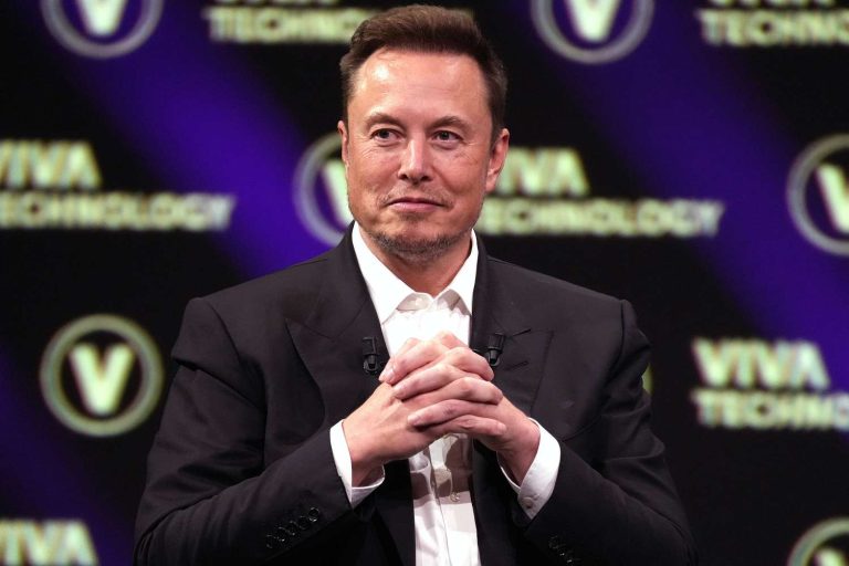 Η νέα βιογραφία για τον Elon Musk τον παρουσιάζει εμμονικό και να προκαλεί χάος με τα νεύρα του