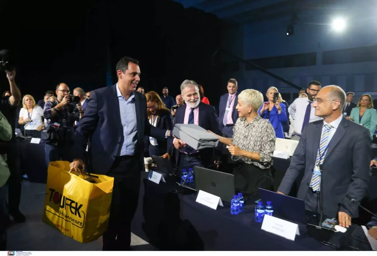 Αυτό έγινε viral: Μοίρασαν γάντια και κουβέρτες στους δημοσιογράφους λίγο πριν τη συνέντευξη Τύπου του Κυριάκου Μητσοτάκη