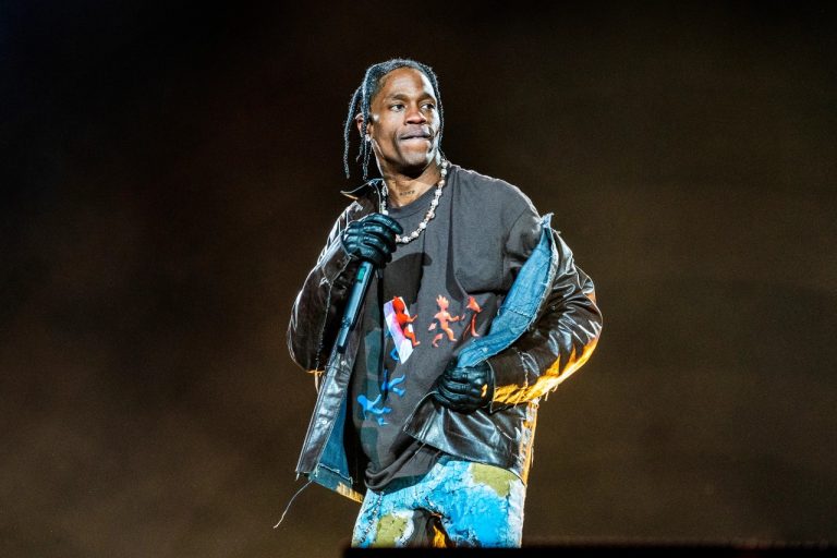 Δεν φαντάζεσαι πόσα χρήματα έβγαλε ο Travis Scott από μία εμφάνισή του στη Μύκονο