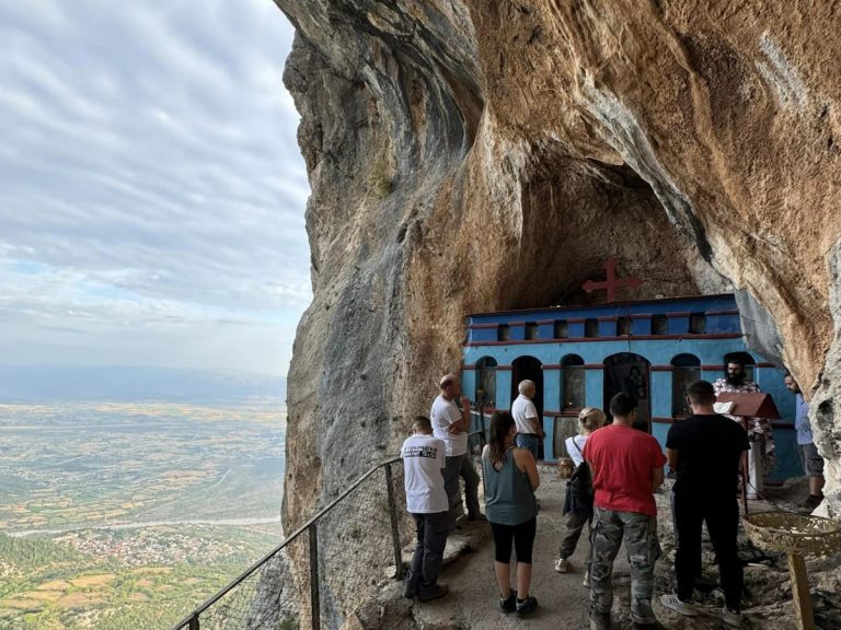 Τίμησαν και φέτος την Αγία Ιερουσαλήμ! Άνδρες και γυναίκες προσκύνησαν στον σπηλαιώδη ναό της Οίτης