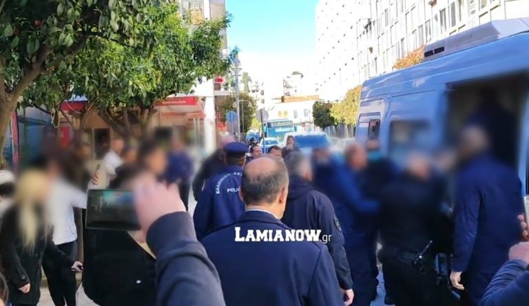 Λαμία: Στις φυλακές οδηγήθηκε η 50χρονη που κατηγορείται για την δολοφονία της ηλικιωμένης στα Καμένα Βούρλα