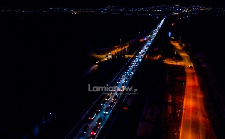Ουρές εκδρομέων μέχρι και 10Km έξω από τη Λαμία στην Ε.Ο – Ελεύθερη διέλευση από τα διόδια Αγίας Τριάδας