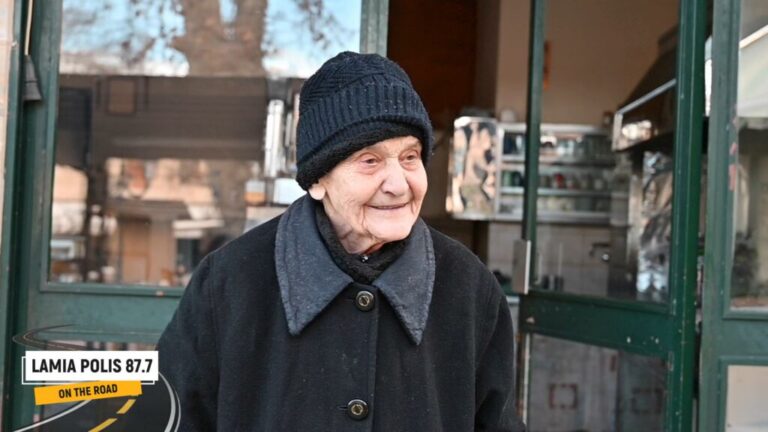 Η περήφανη ψυχή της Υπάτης – η 85χρονη γιαγιά Ελένη μας υποδέχεται με το πι στην ψησταριά της (Φωτό, Βίντεο)