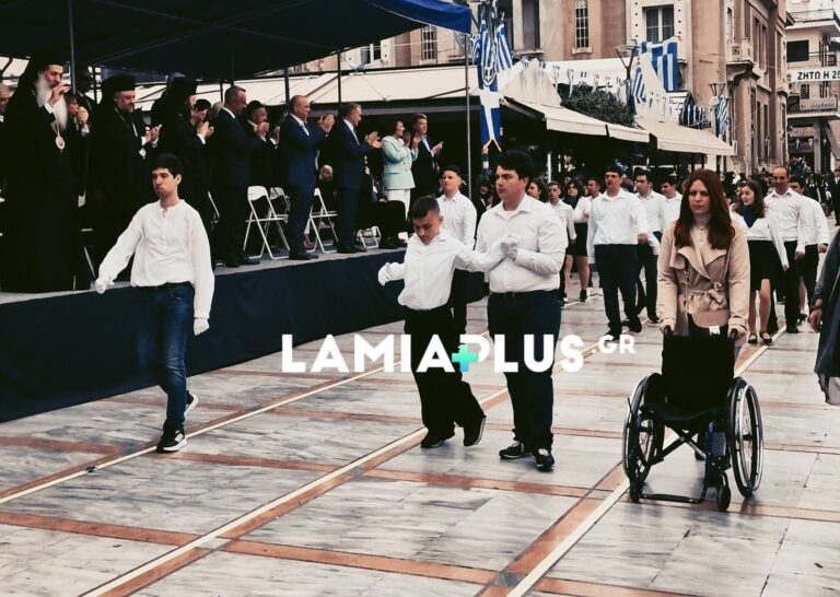 Λαμία : Συγκλονιστικό μήνυμα για την πατρίδα και τη ζωή: Μαθητής σηκώθηκε από το αμαξίδιο και παρέλασε συγκινώντας με τη δύναμη της ψυχής του – ΒΙΝΤΕΟ