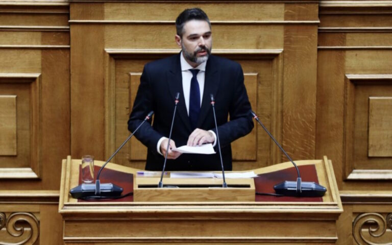 Γιάννης Σαρακιώτης στη Βουλή: «Είστε η Κυβέρνηση που δεν γνωρίζει, δεν ευθύνεται και δεν λογοδοτεί σε κανέναν – Η Νέμεσις δεν είναι μακριά»