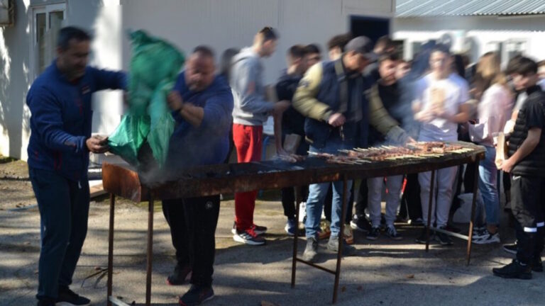 Τσικνοπέμπτη με παρατράγουδα: ΕΔΕ για τα… σουβλάκια σε σχολεία (Aud)