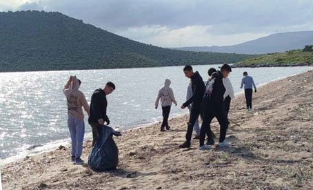 Δυνατό μάθημα από τη νέα γενιά: Καθαρισμός παραλιών από μαθητές της Β’ Γυμνασίου Αταλάντης – τι δηλώνουν (Aud)