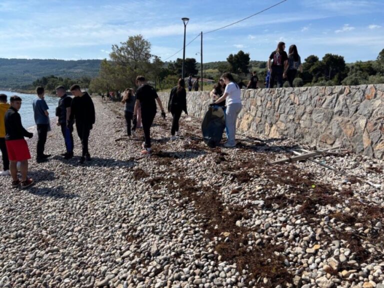 Δράση καθαρισμού τηςπαραλίας Λεκούνας Μαλεσίνας από μαθητές του Γενικού Λυκείου Μαλεσίνας ΔήμουΛοκρών