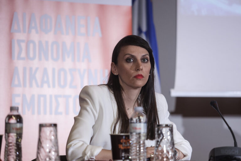 Βιβή Χαραλαμπογιάννη στον Lamia Polis 87.7: Νέο Δημόσιο με αξιολόγηση, στοχοθεσία και τεχνητή νοημοσύνη | «Δεν επιστρέφει 13ος-14ος»